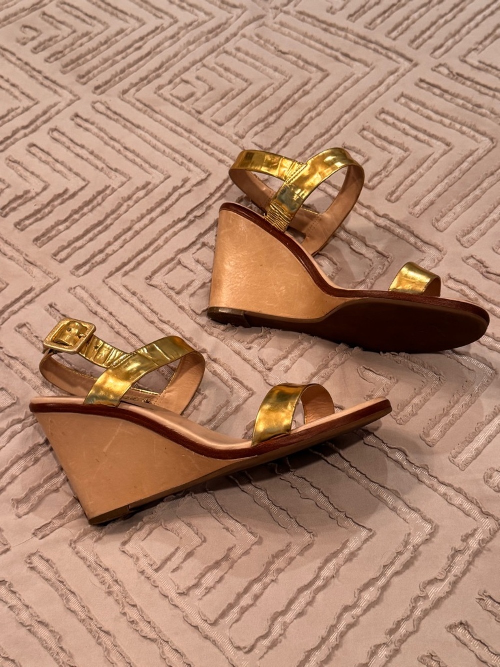 KATE SPADE Gold Metallic Leather Wedge Sandals, 8.5M - Picture 4 of 12